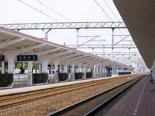 北京铁路局沧州火车站大洋椅业等候椅抵达安装现场(图2)