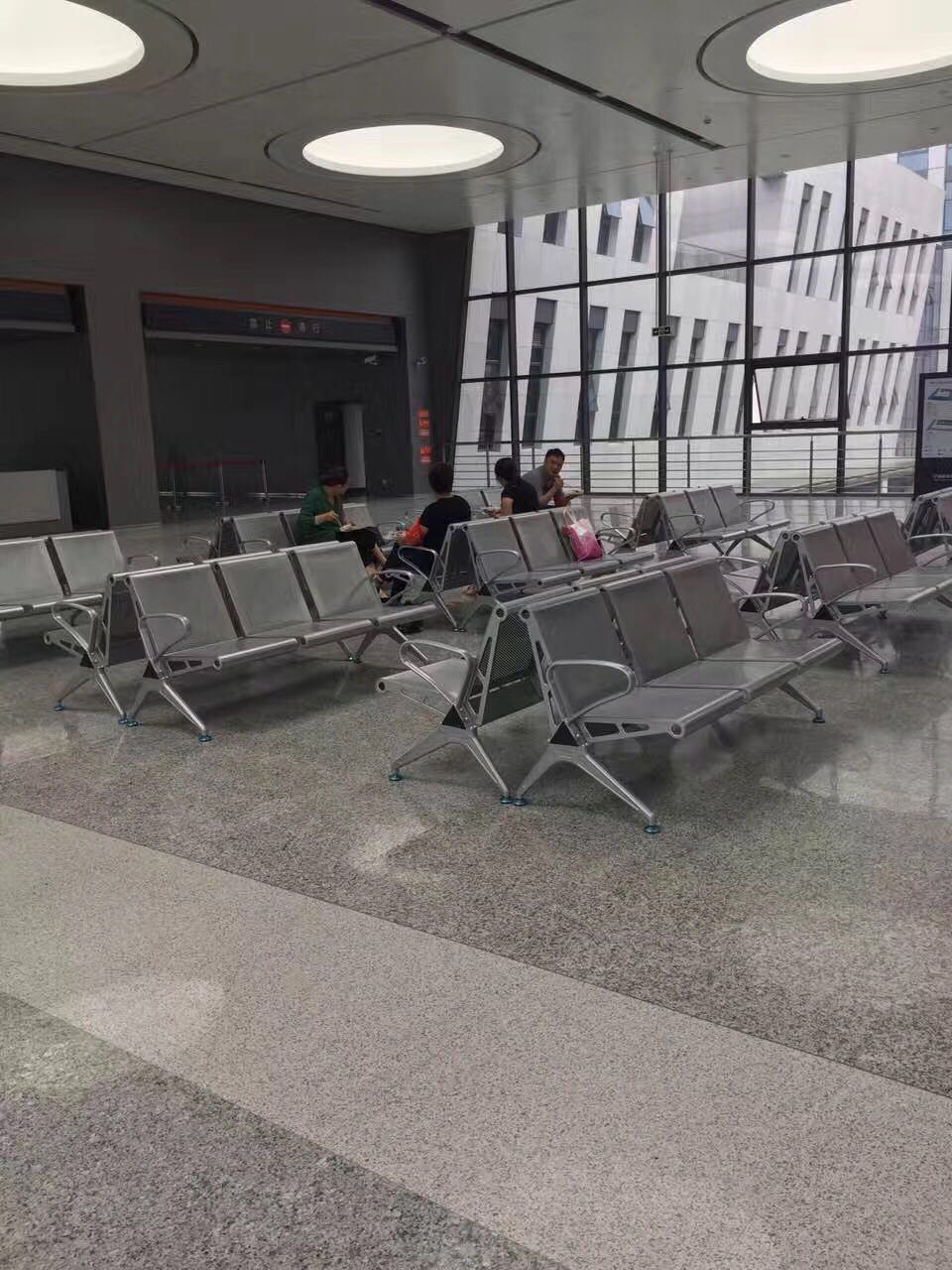 捷报连连：宁海综合客运枢纽站旅客座椅工程安装完毕！(图2)